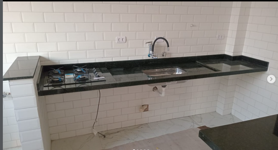 Bancada de cozinha em granito verde com cooktop e cuba