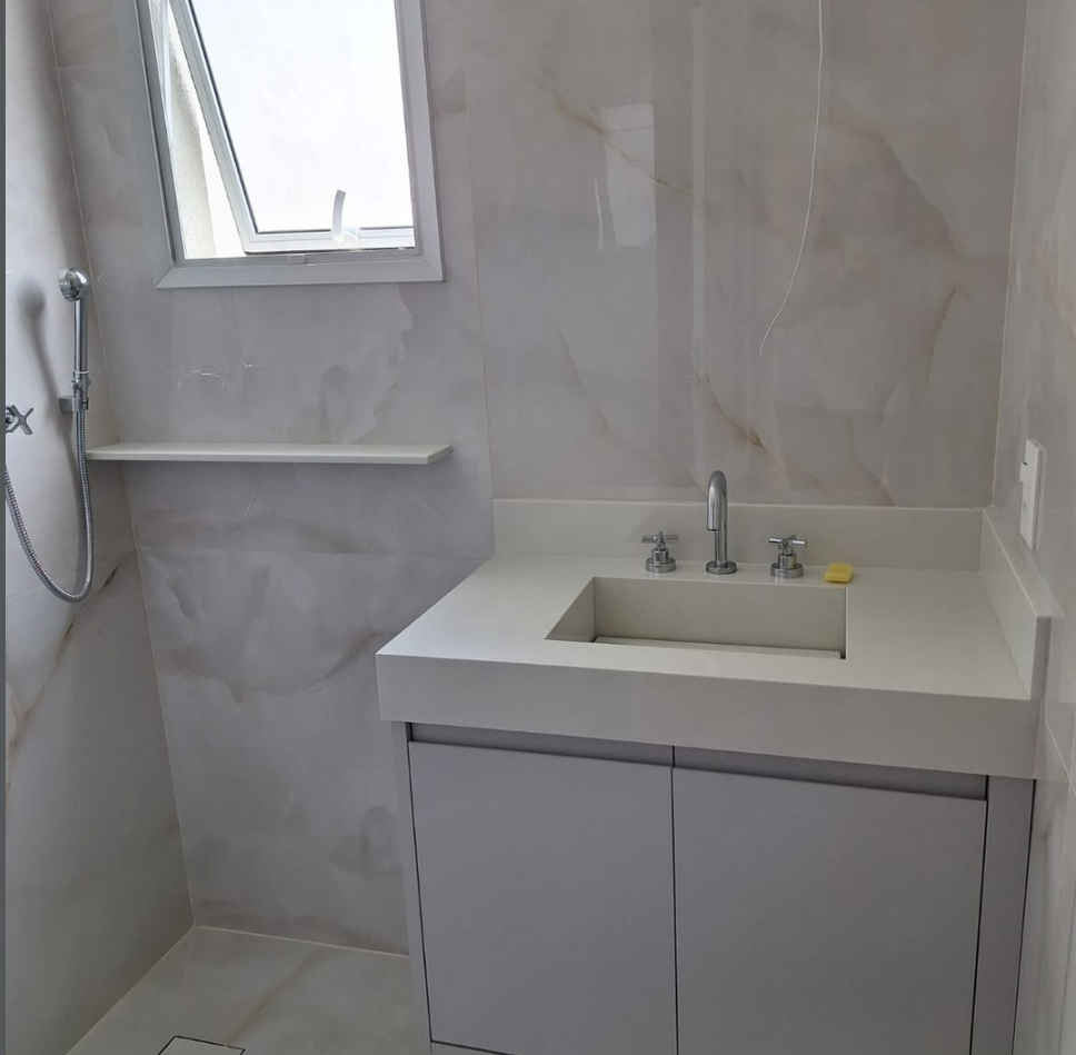 Bancada de banheiro em quartzo branco com cuba esculpida